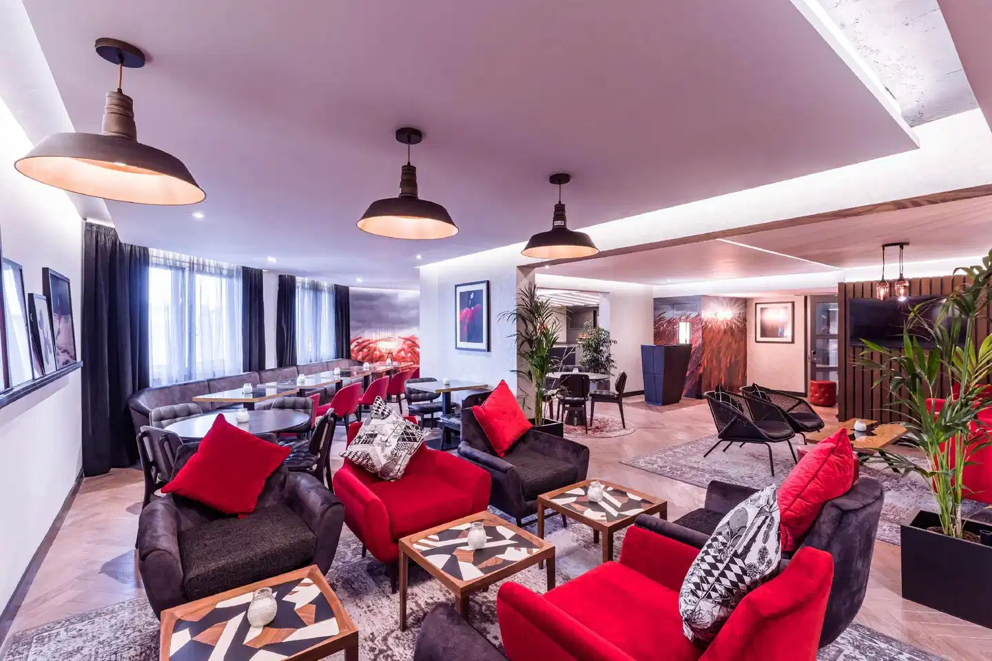 Radisson RED Hotel London Heathrow Lobby