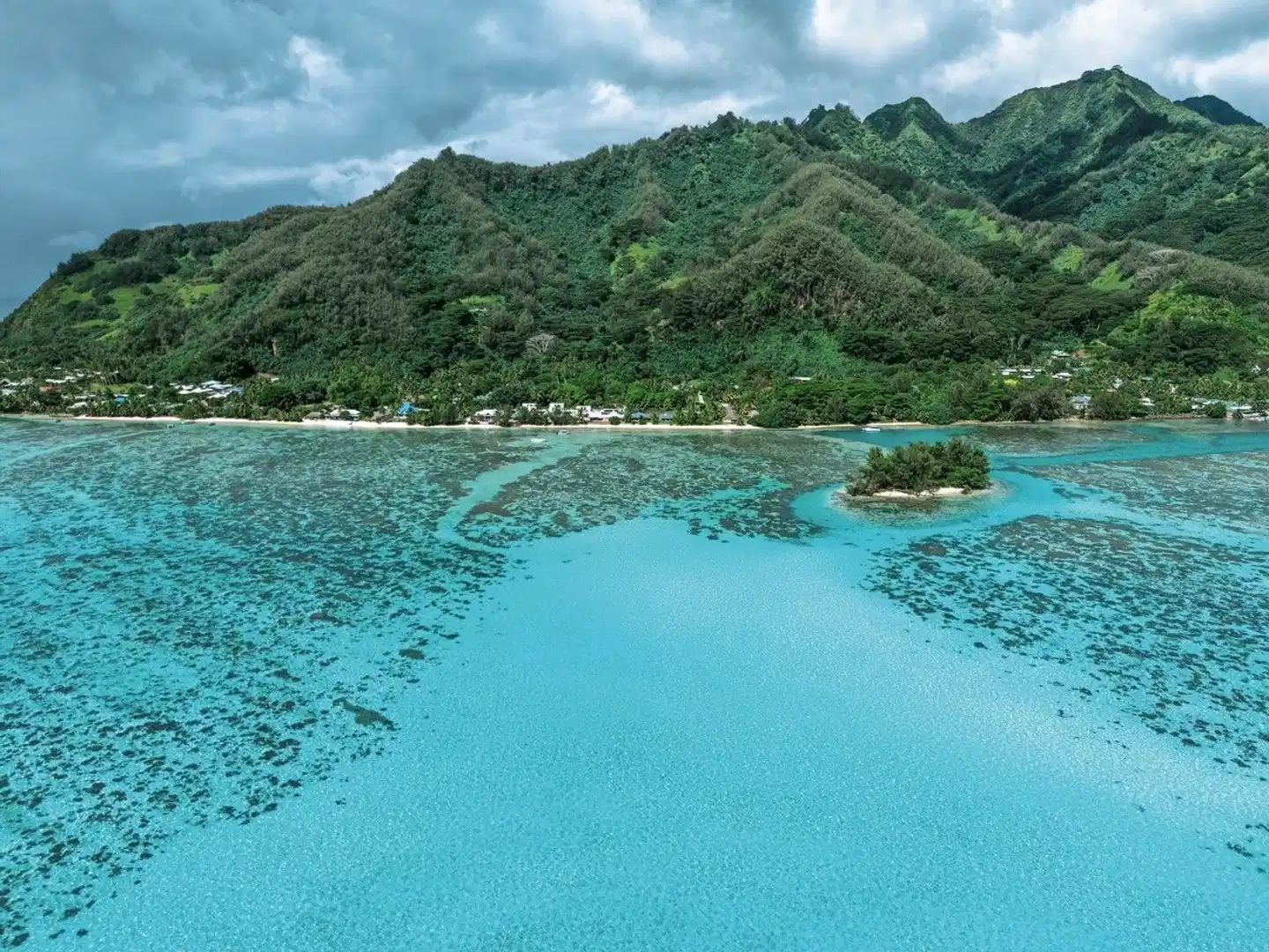 The Niu Beach Hotel Moorea Landschaft