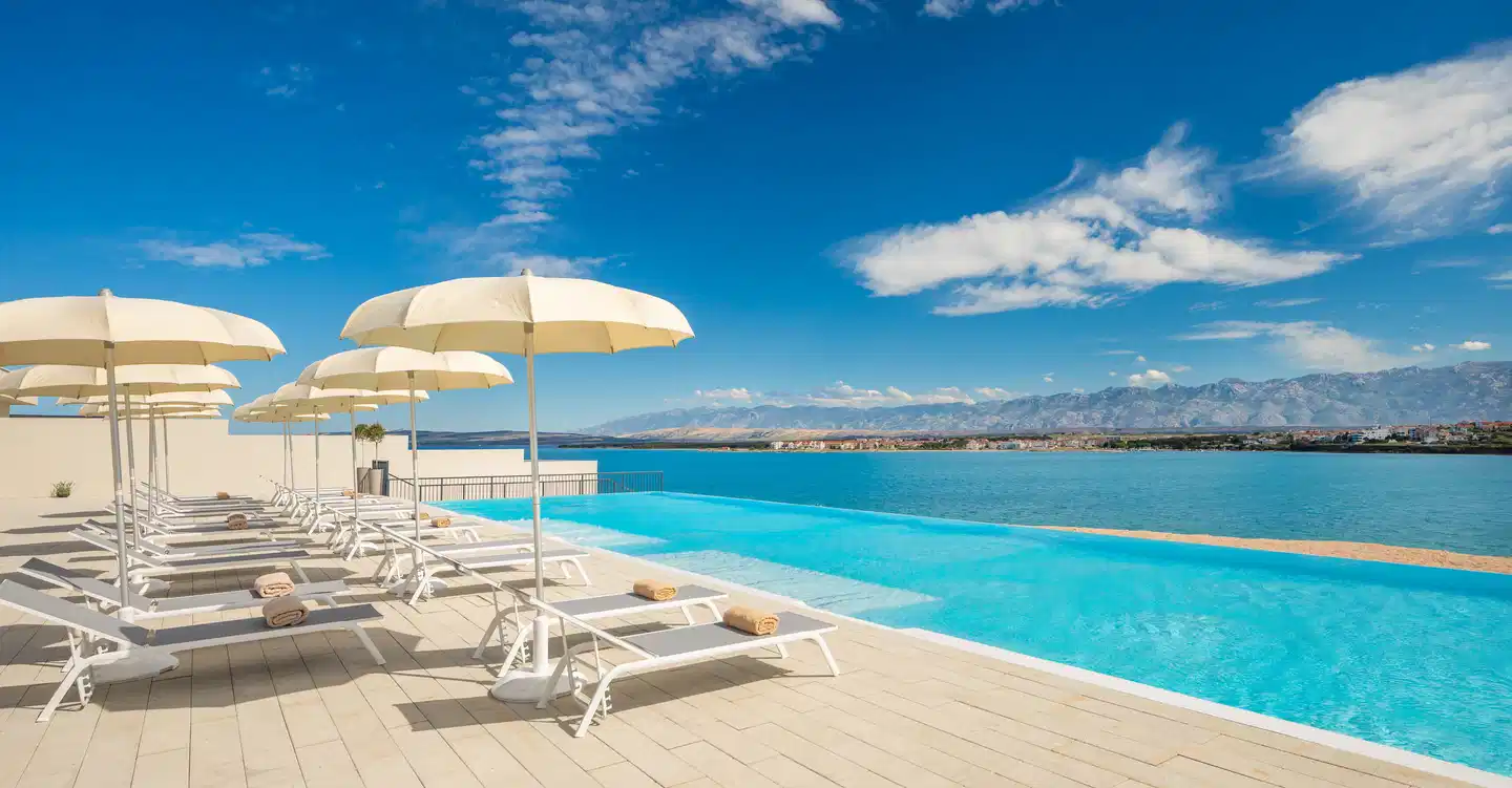 Glamping Villas & Holiday Homes Avalona Pool