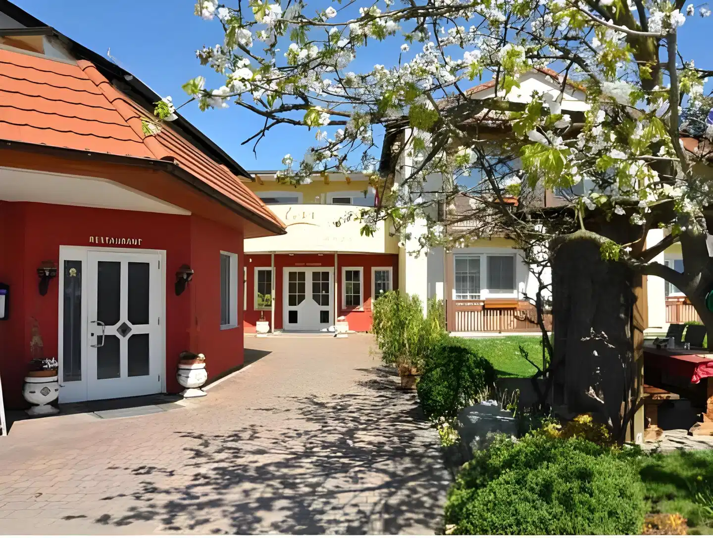 Hotel-Restaurant Teuschler-Mogg Aussenansicht