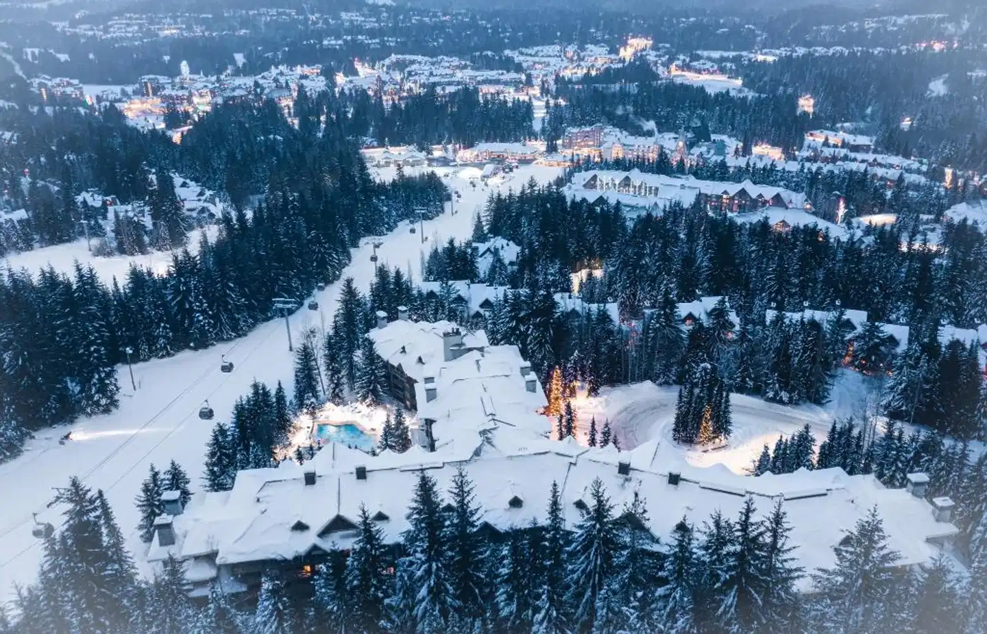 BLACKCOMB SPRINGS SUITES BY CLIQUE Landschaft