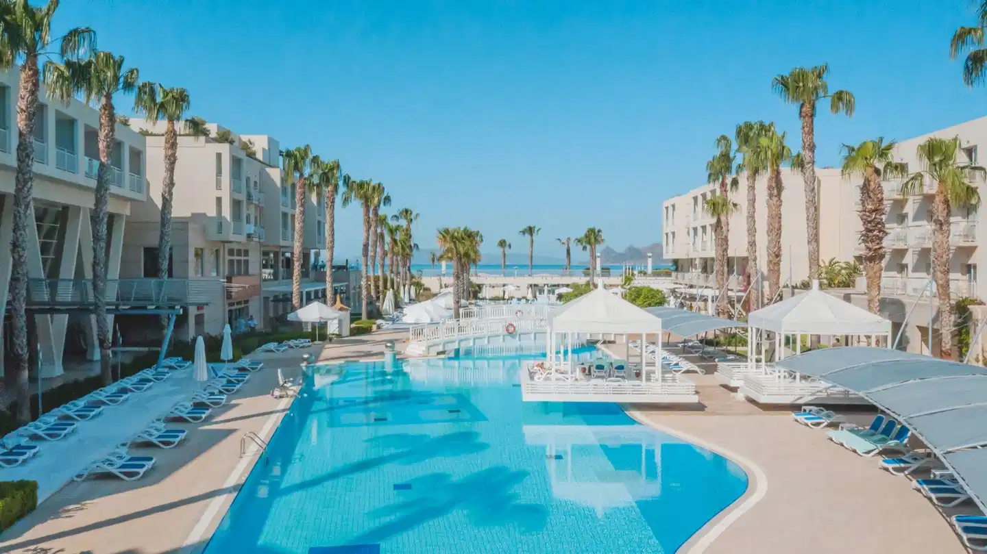 La Blanche Resort & Spa POOL