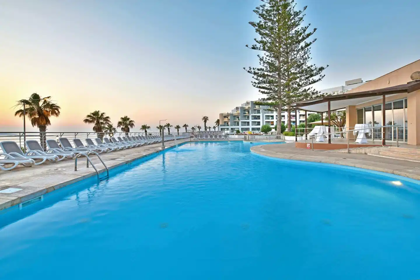 DoubleTree by Hilton Malta POOL