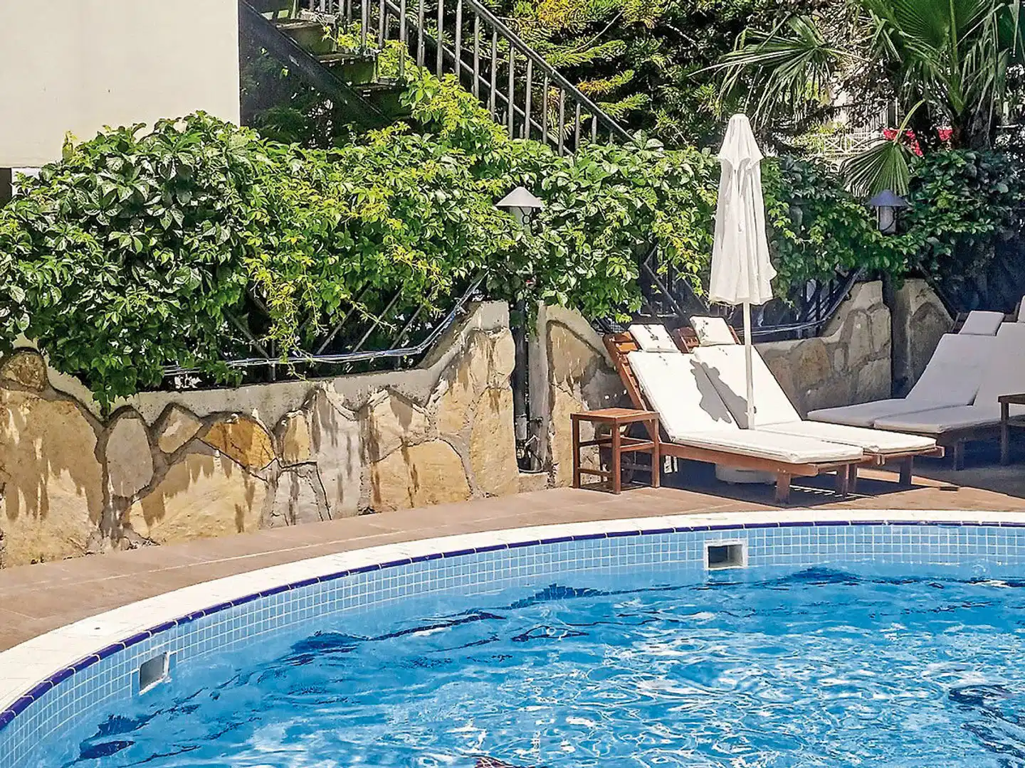 Side Bay Hotel Pool
