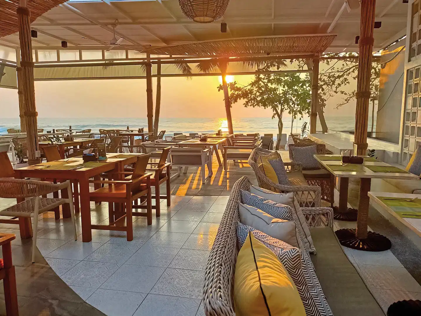 Fair House Beach Resort & Hotel BAR
