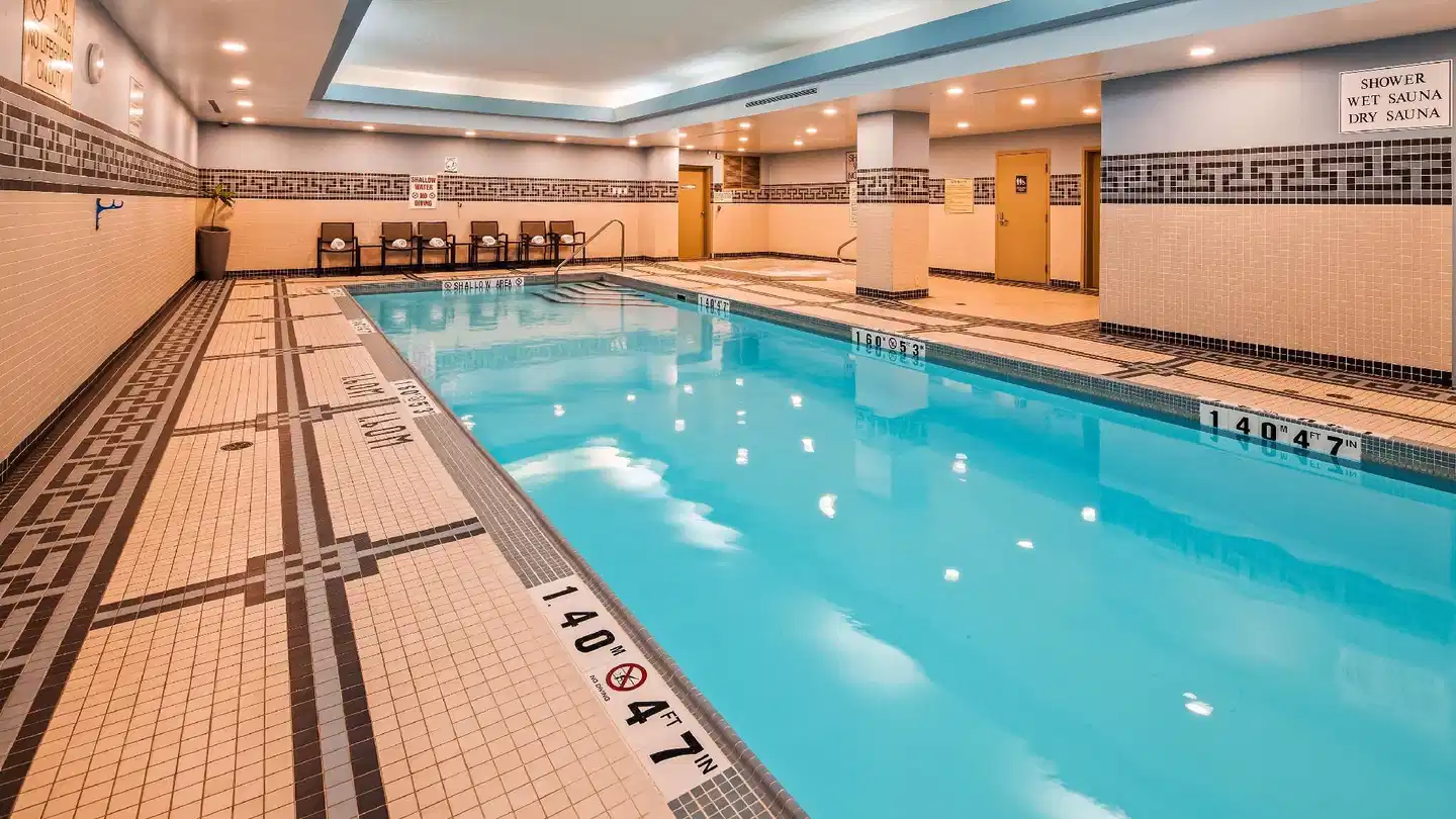 Best Western Premier Toronto Airport Carlingview Hotel Hallenbad