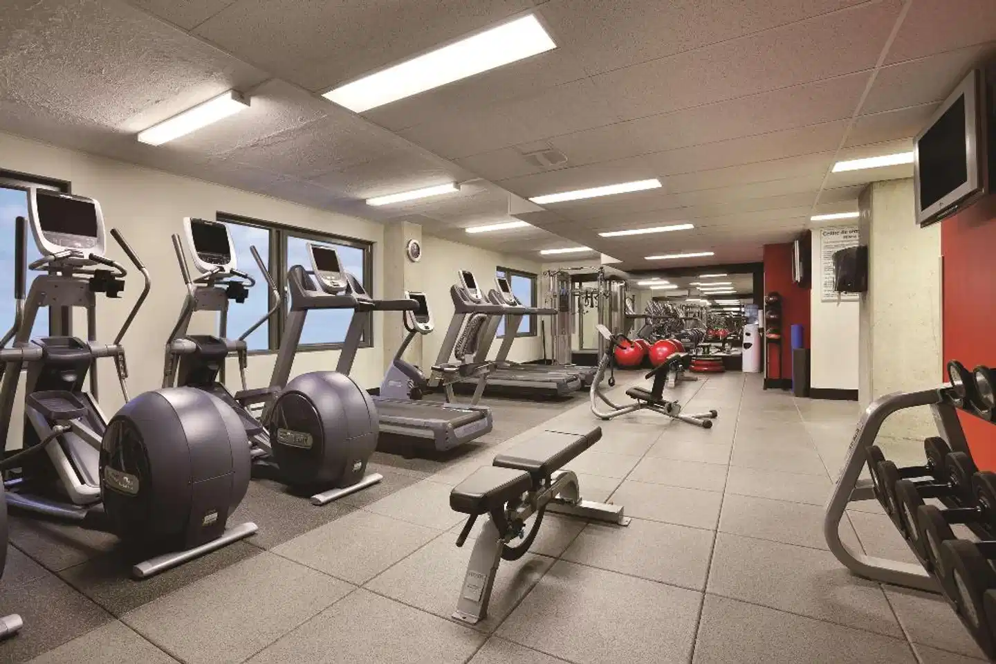 Embassy Suites by Hilton - Montreal Sport und Entertainment