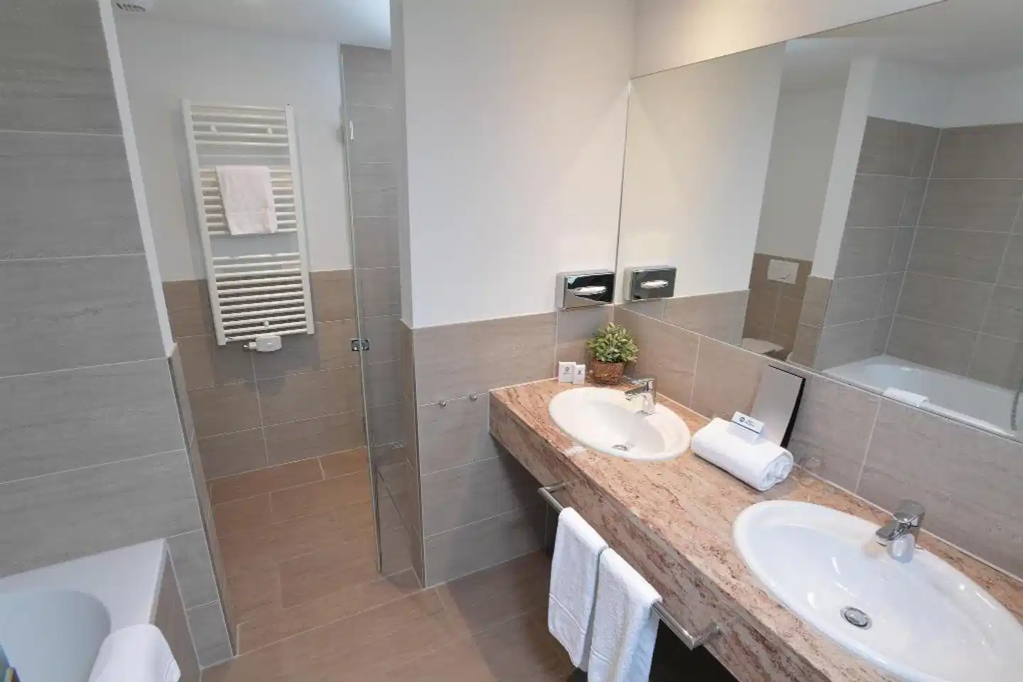 Best Western Queens Pforzheim-Niefern Badezimmer