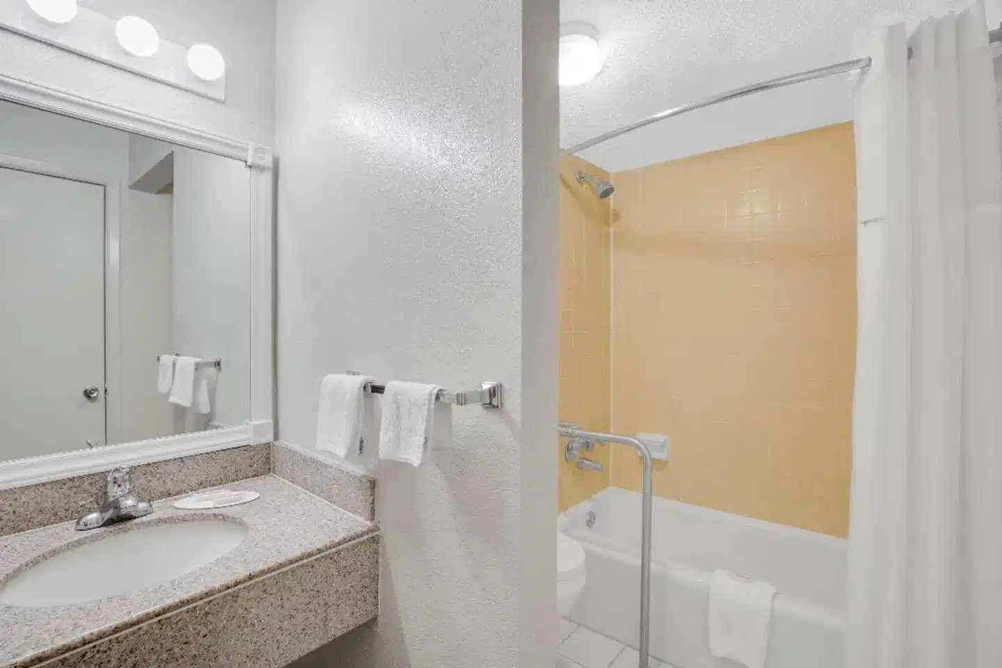 Days Inn by Wyndham Asheville West Badezimmer