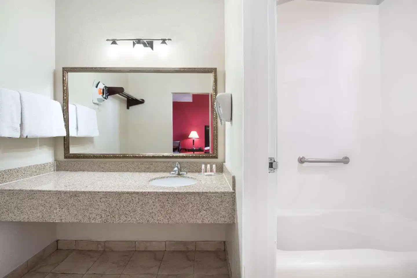 Ramada San Diego Airport Badezimmer