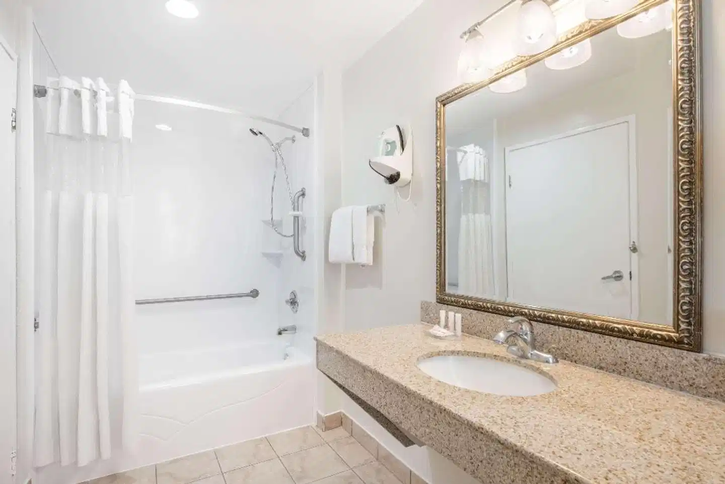 Ramada San Diego Airport Badezimmer