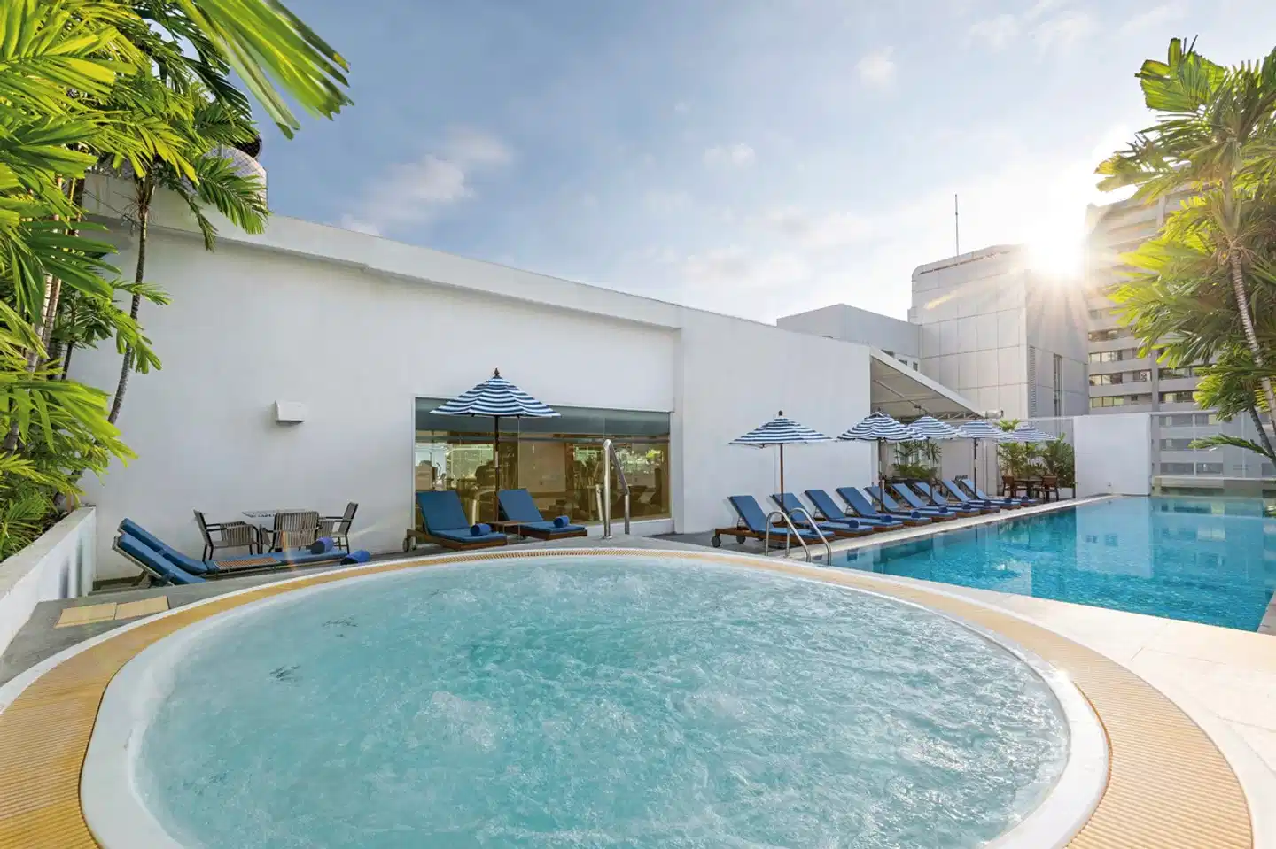 Radisson Suites Bangkok Sukhumvit Pool