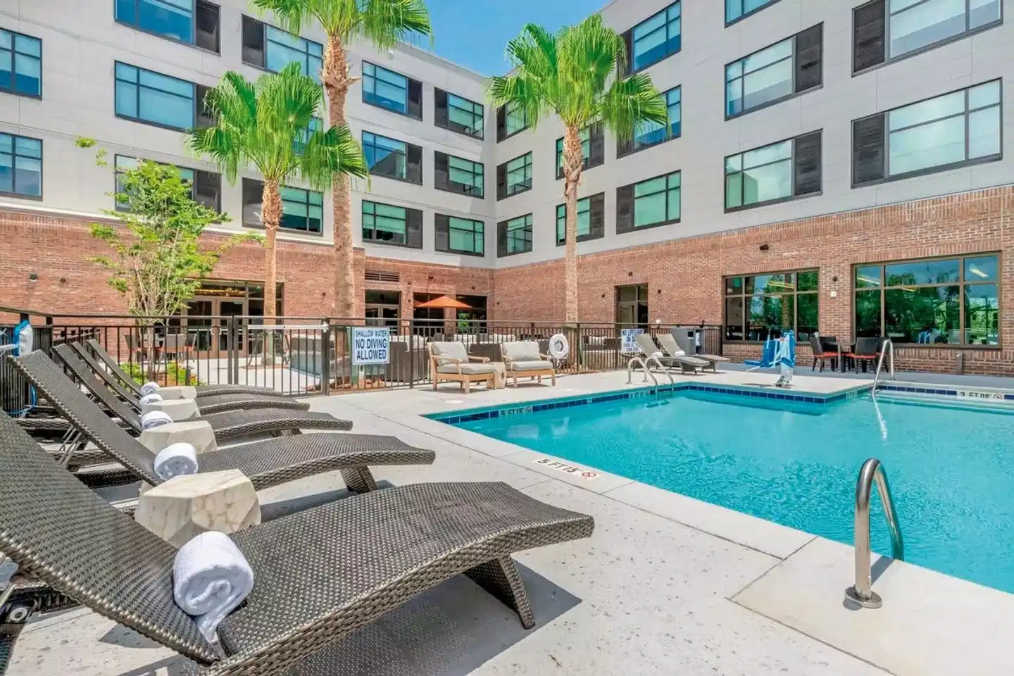 Doubletree Charleston Riverview Pool