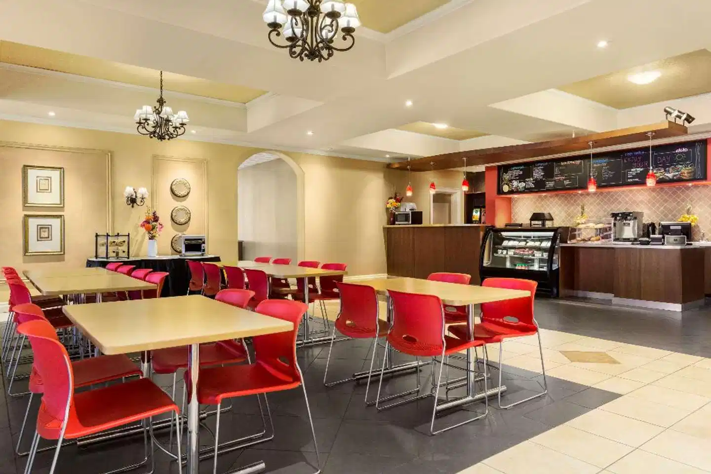 Days Inn by Wyndham Niagara Falls Centre St. By the Falls Bar