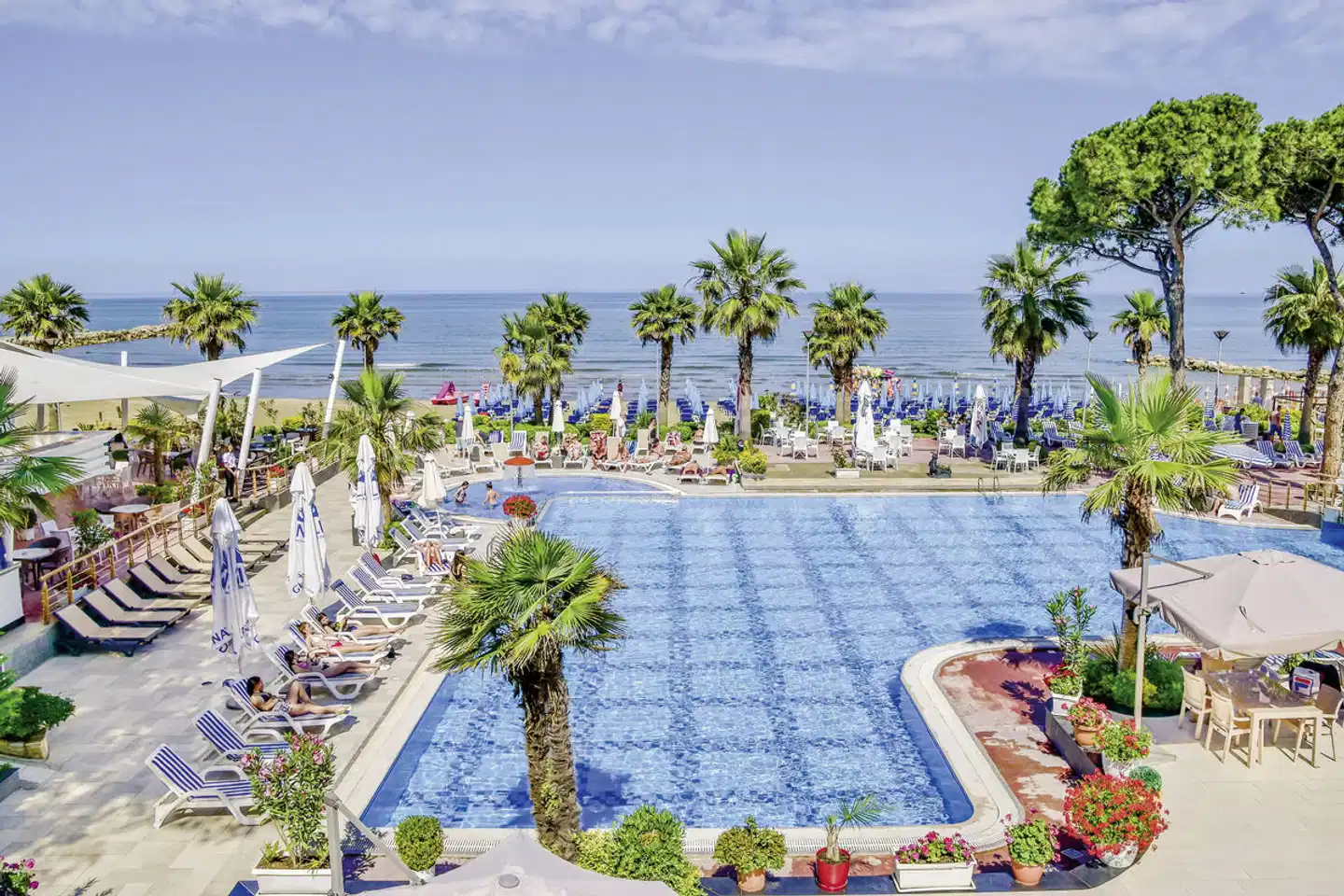 Fafa Premium Hotel POOL