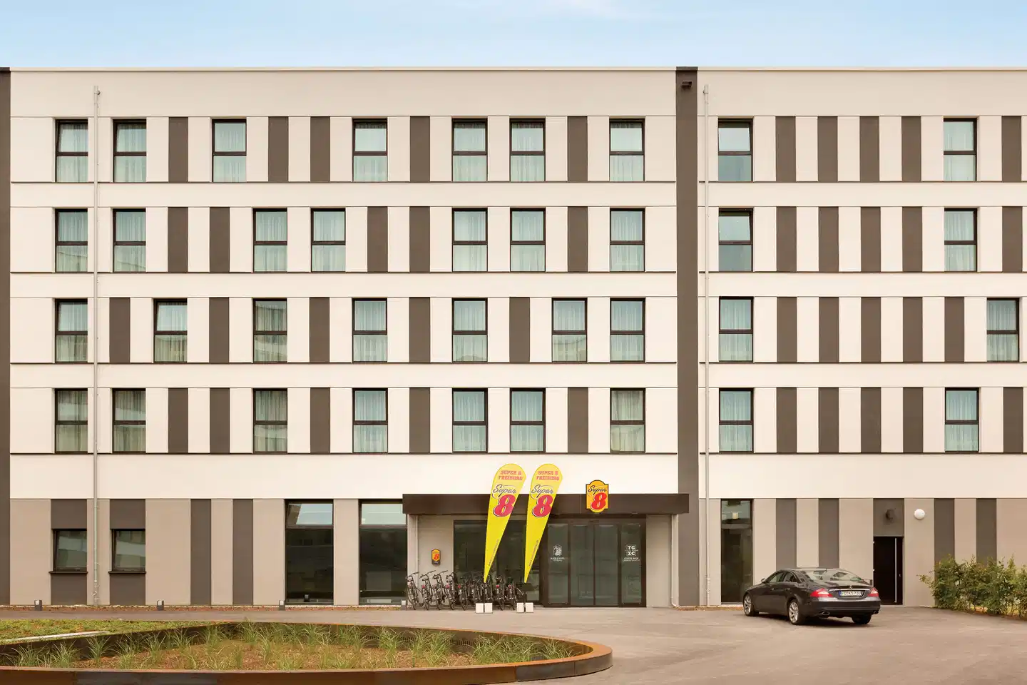 Super 8 by Wyndham Freiburg Aussenansicht