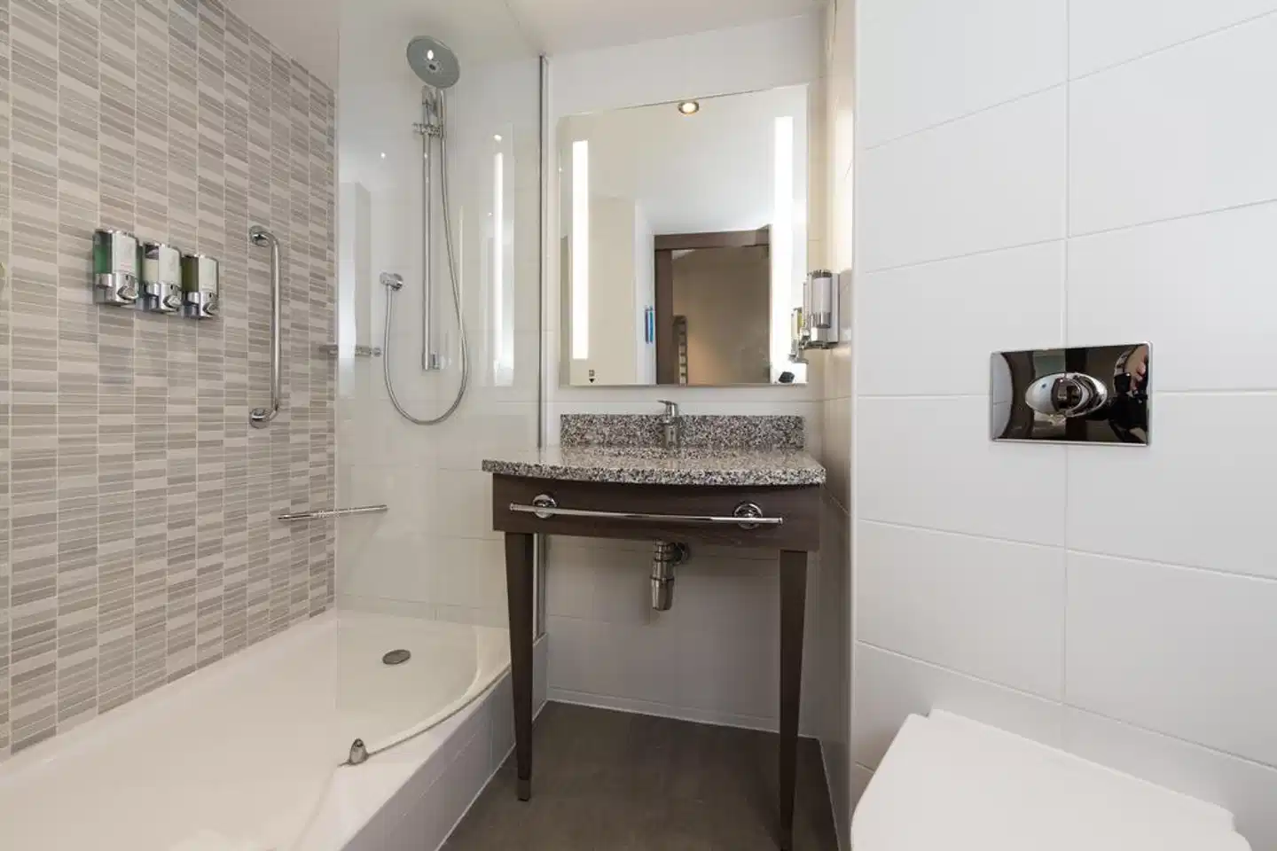 Hampton by Hilton Edinburgh West End Badezimmer