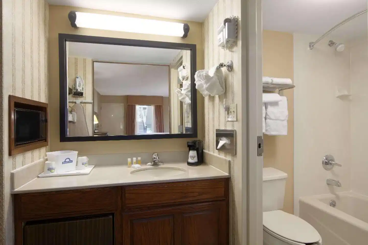 Days Inn by Wyndham Longview South Badezimmer