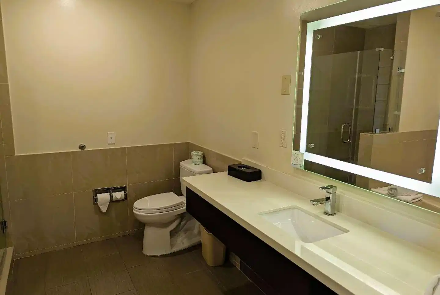 Ramada by Wyndham Culver City Badezimmer