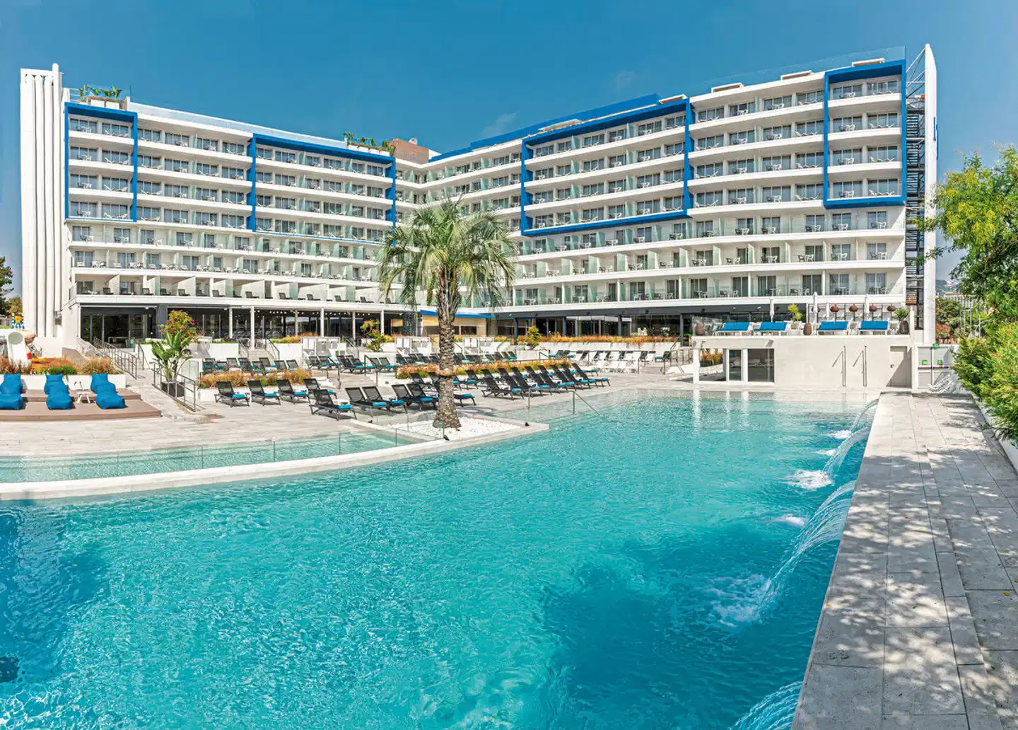 L'Azure Hotel Aussenansicht