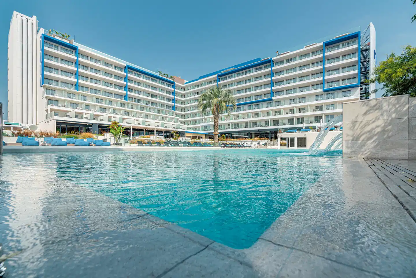 L'Azure Hotel Aussenansicht