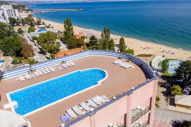 Lilia Pool