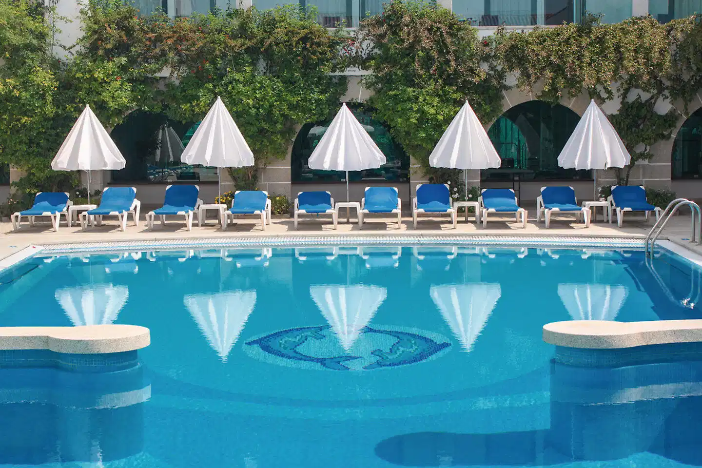Suave Mar Pool