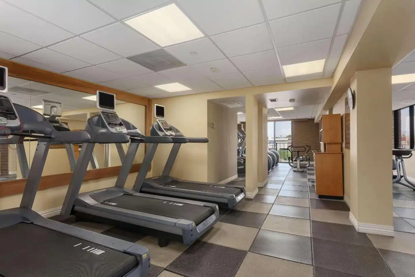 Embassy Suites by Hilton Phoenix Airport at 24th Street Sport und Entertainment