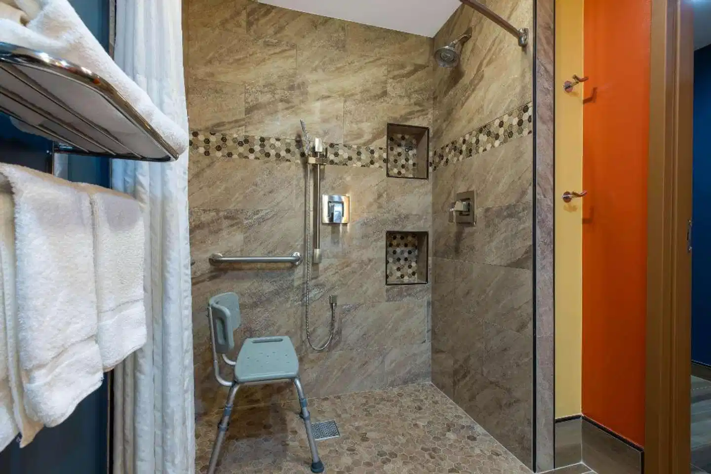 Hotel Vinea, a Travelodge by Wyndham Badezimmer