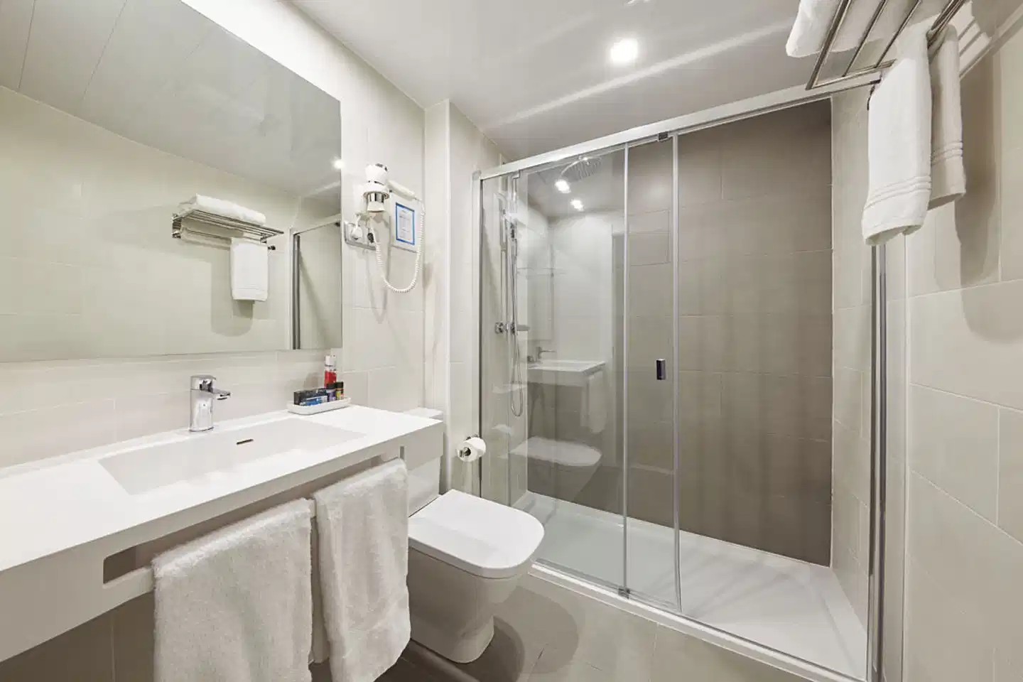 Barcelona Century Hotel Badezimmer