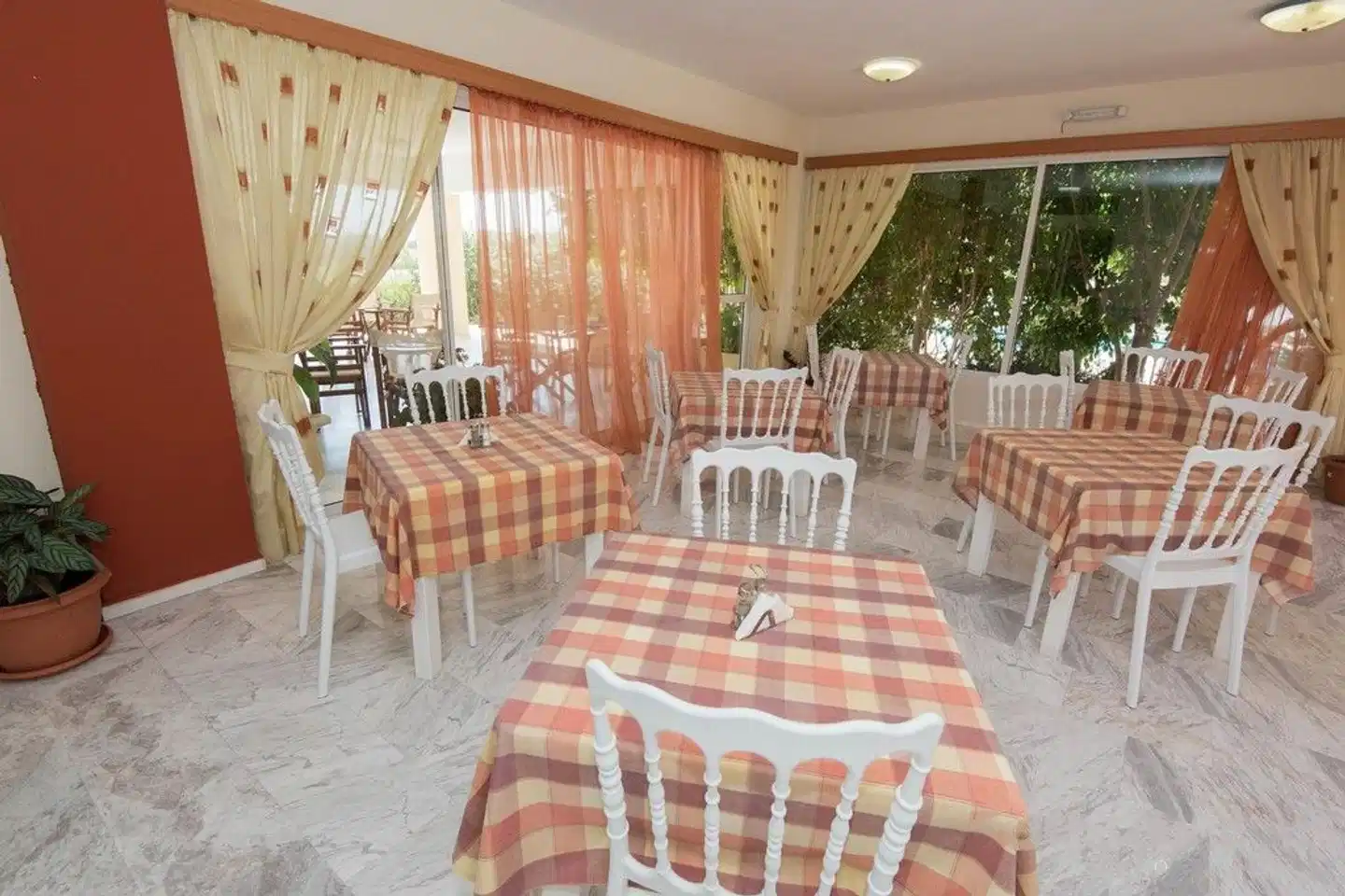 Leonidas Hotel & Studios Restaurant