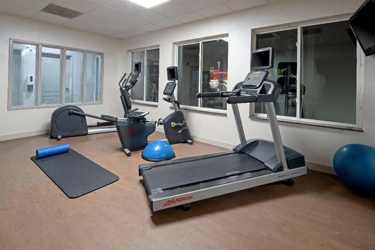 Holiday Inn Express Hotel & Suites Fresno South Sport und Entertainment