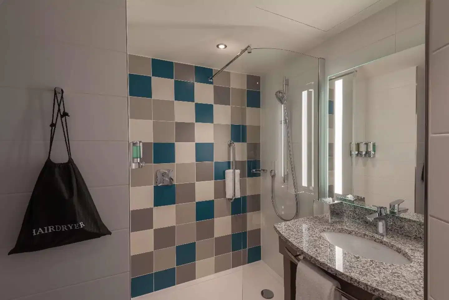 Hampton by Hilton Düsseldorf City Centre Badezimmer