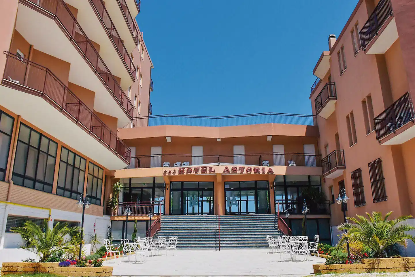Astoria Beach Hotel Aussenansicht