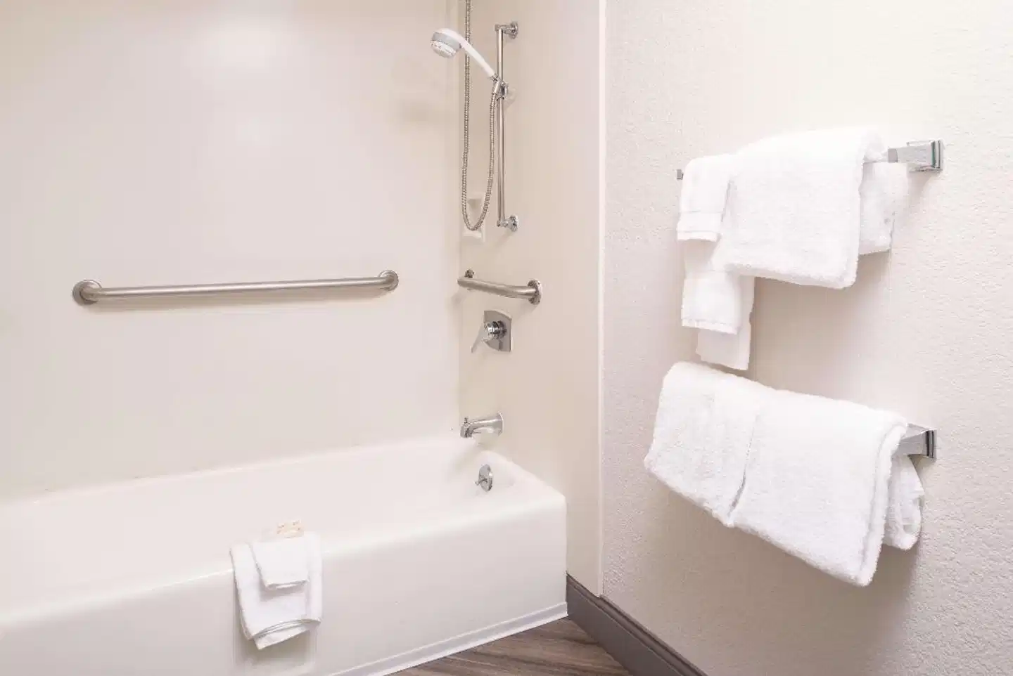 Howard Johnson by Wyndham Sacramento Downtown Badezimmer