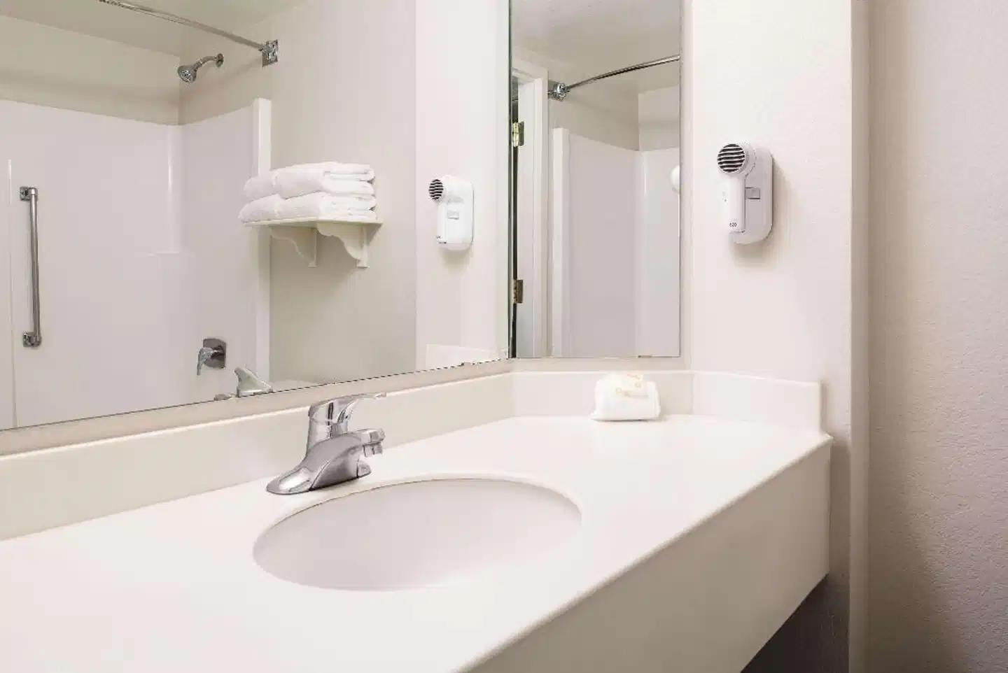 Howard Johnson by Wyndham Sacramento Downtown Badezimmer