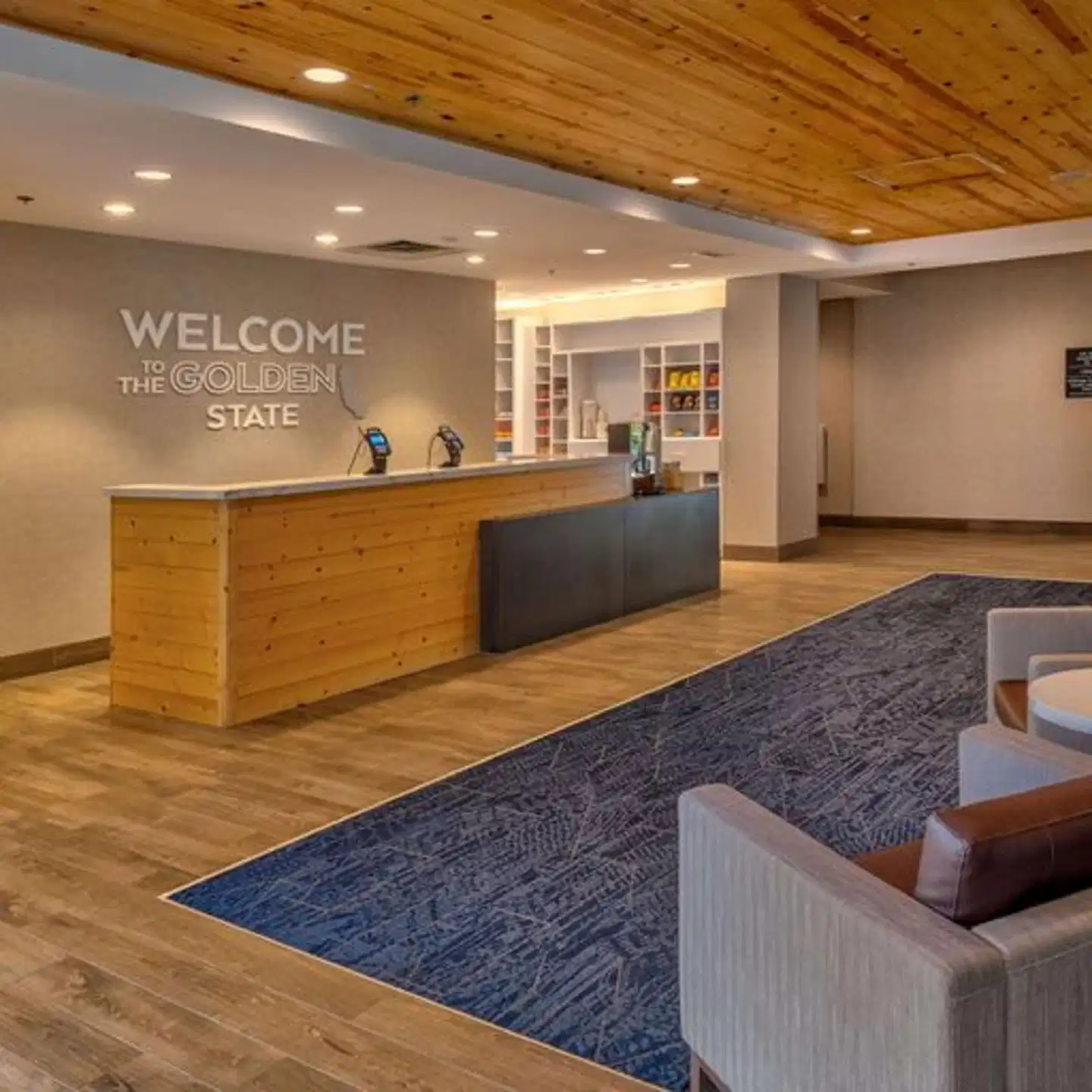 Hampton Inn & Suites South Lake Tahoe Lobby