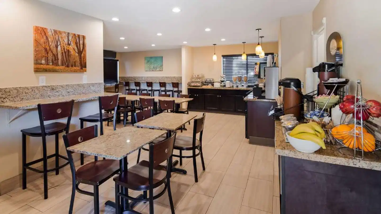 Best Western PLUS Inn of Hayward Bar