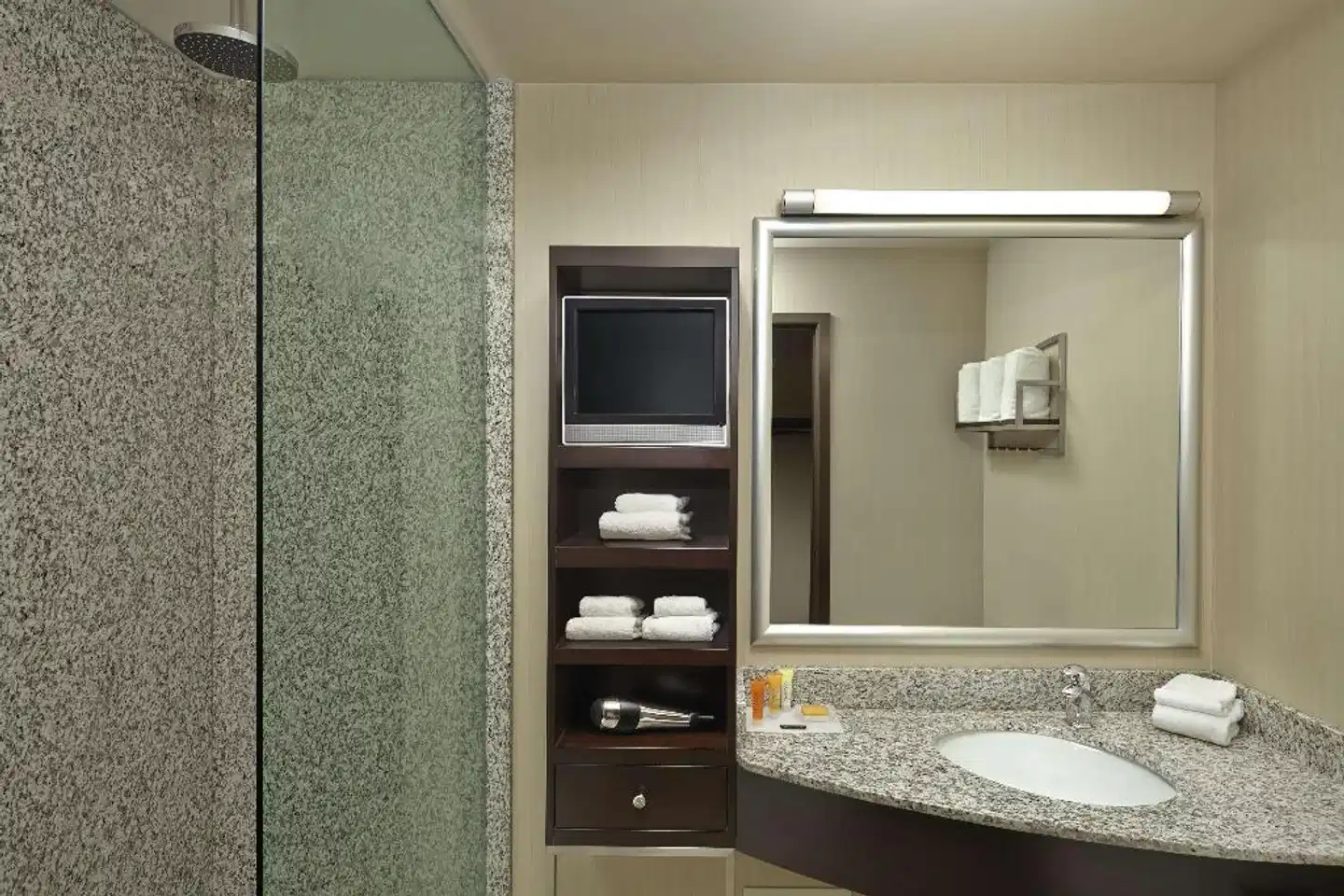 Acclaim Hotel Calgary Airport Badezimmer