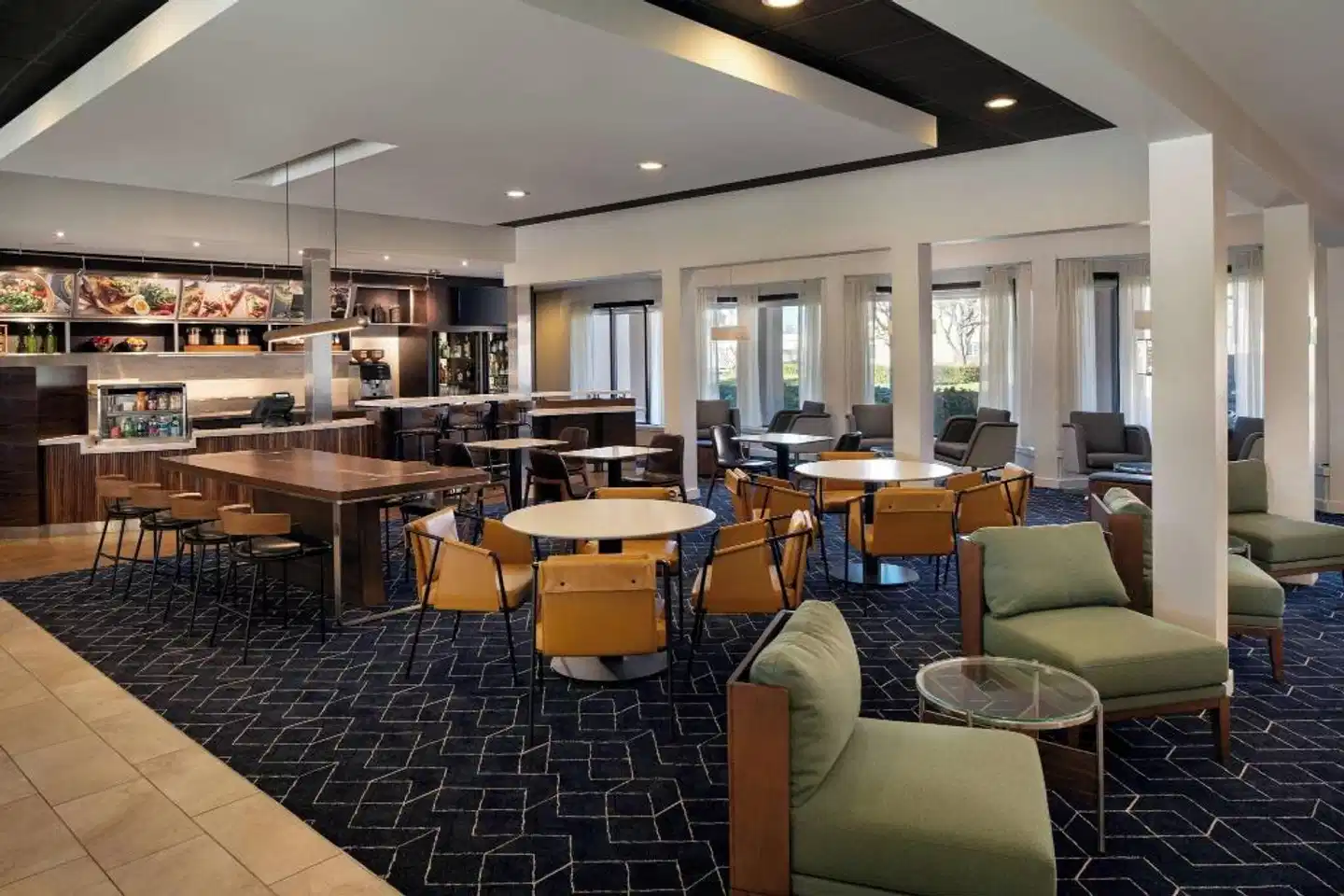 Courtyard by Marriott Bakersfield Bar