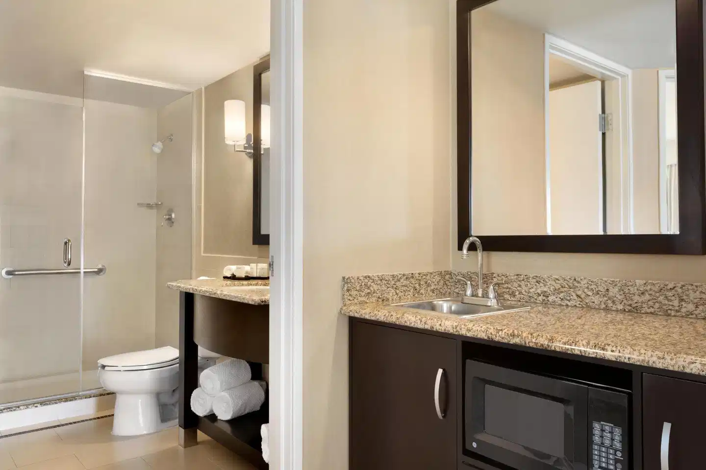 Embassy Suites by Hilton Los Angeles Glendale Badezimmer