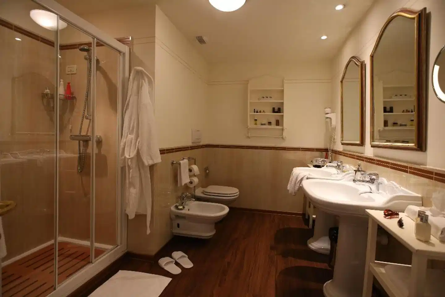 Alpen Suite Hotel Badezimmer