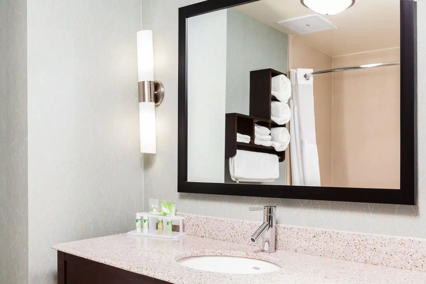 Holiday Inn Express & Suites Eureka Badezimmer