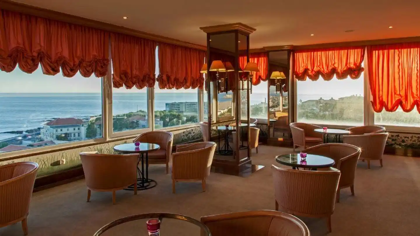 Carcavelos Beach Hotel Bar