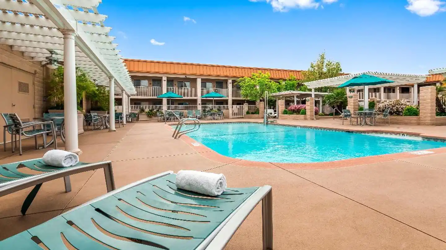 Best Western PLUS Hilltop Inn Pool