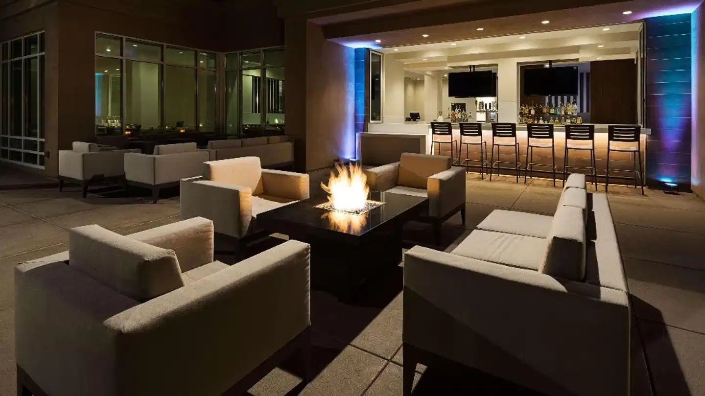 DoubleTree by Hilton San Diego/Del Mar Lobby