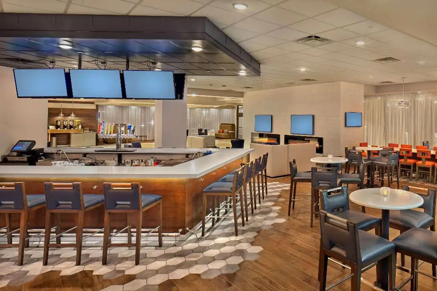 DoubleTree by Hilton Little Rock Bar