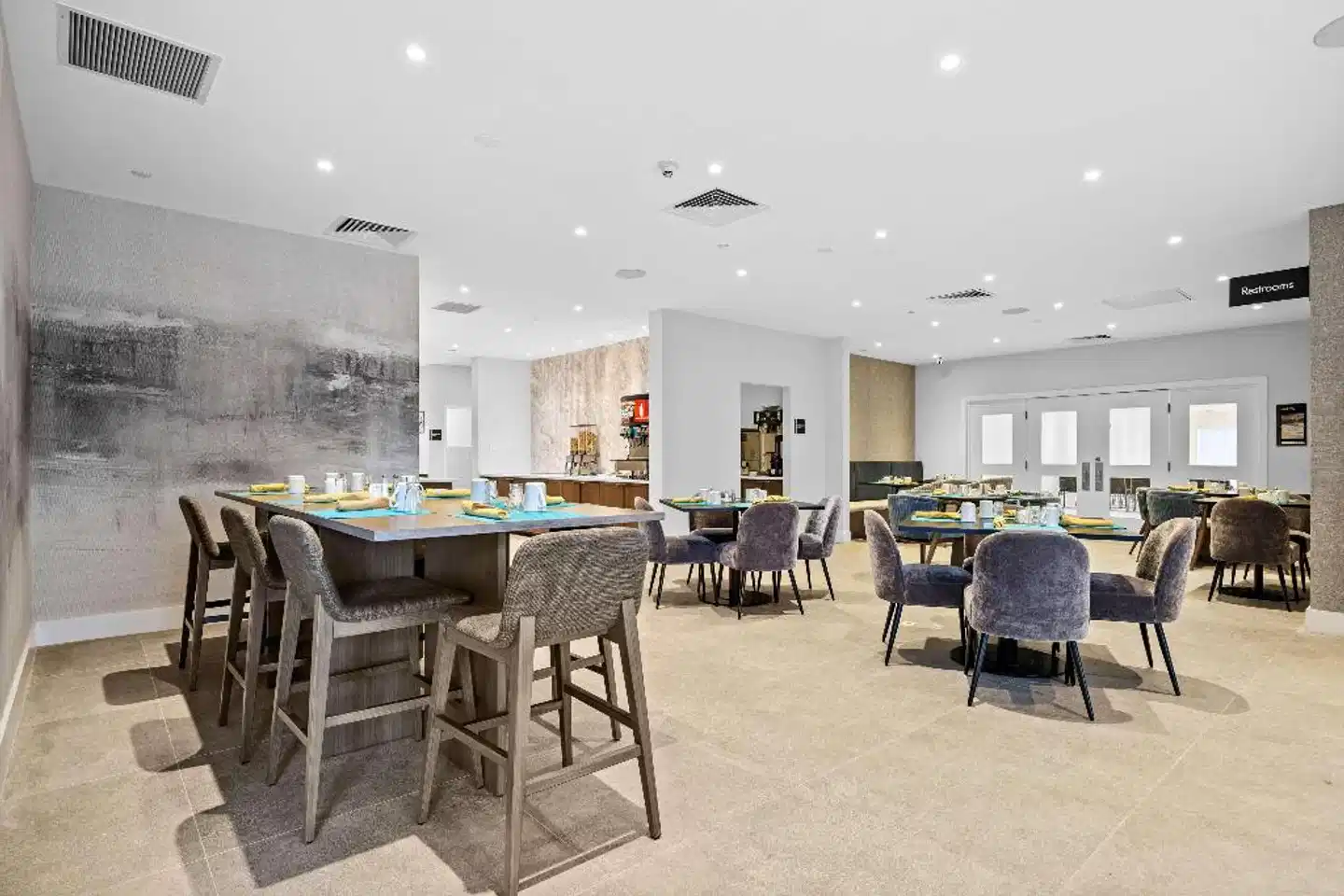 DoubleTree by Hilton New York JFK Airport Bar