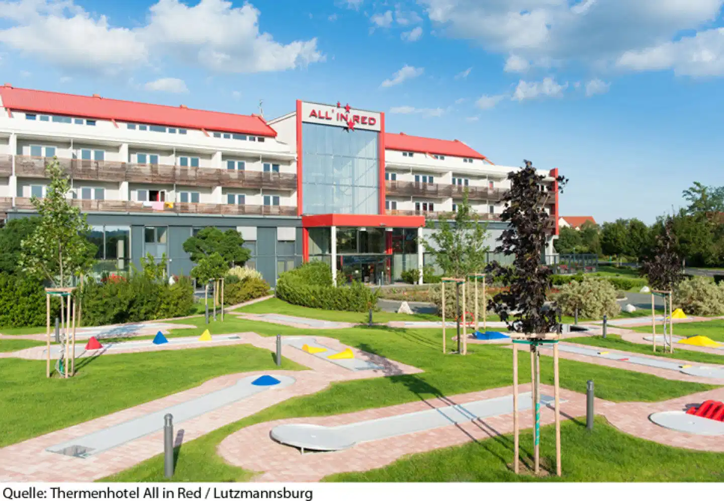 All in Red Thermenhotel Aussenansicht