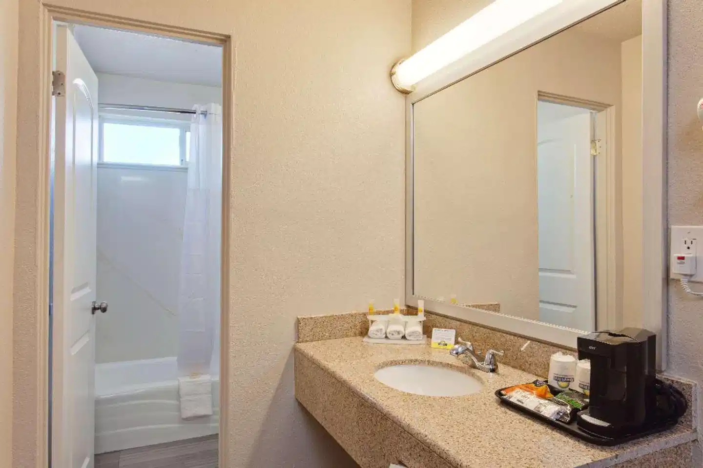 Days Inn by Wyndham Chowchilla Gateway to Yosemite Badezimmer